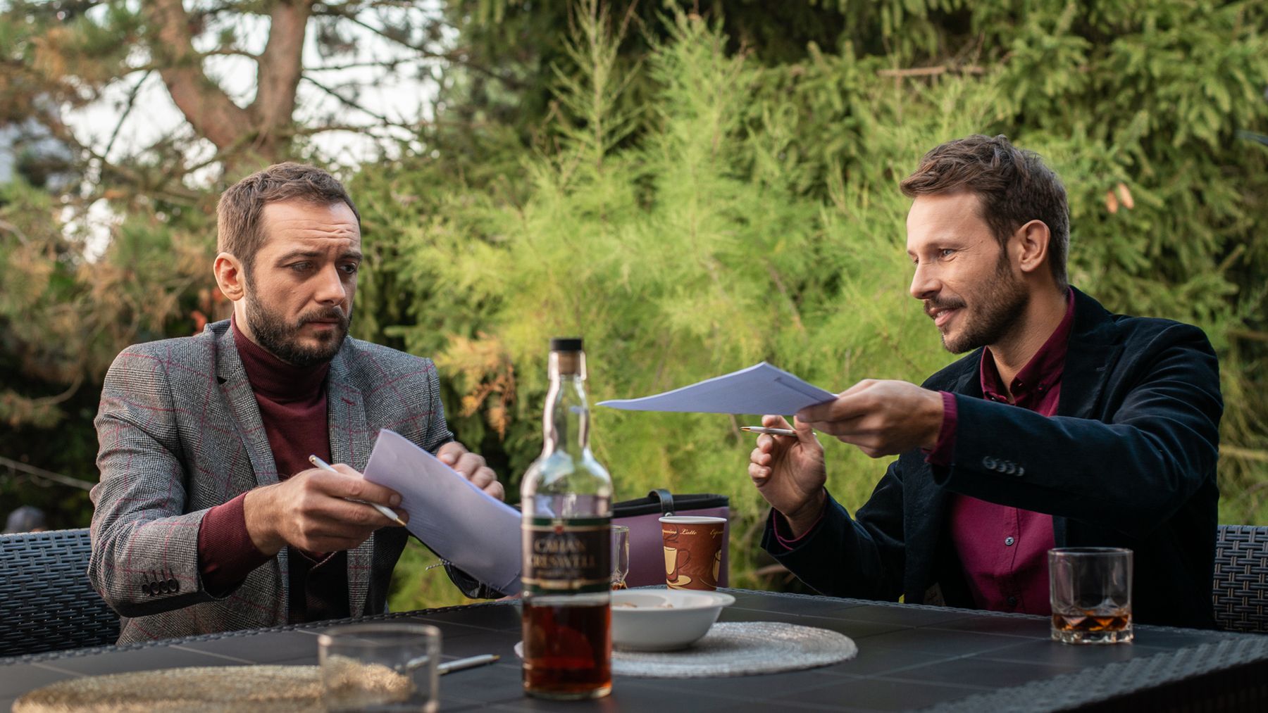     Nie cudzołóż i nie kradnij - zwiastun polskiej komedii. Niewierny mąż, ksiądz, sutener i gangsterzy